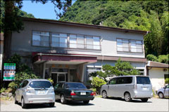 神奈川県山北町｜洒水の滝に包まれた旅館「洒水園」
